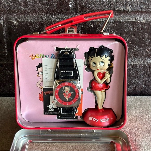 Betty Boop Fashion Watch and Figurine Gift Set - Picture 5 of 10